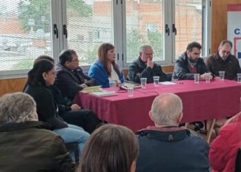 Parte de la jerarquía católica, dirigentes peronistas y del PRO le exigieron a Milei que restituya las obras en villas