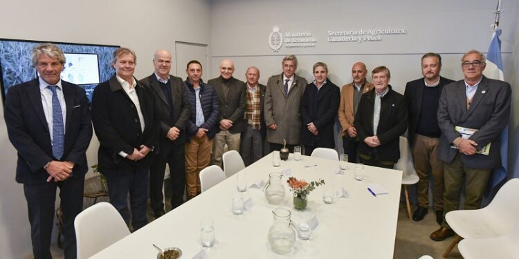 Luis Caputo pidió paciencia y el campo recibió con satisfacción la reunión con el ministro