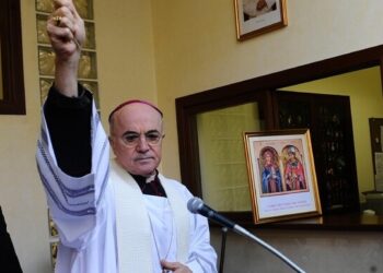 El Vaticano excomulga a monseñor Viganó, feroz crítico del Papa Francisco