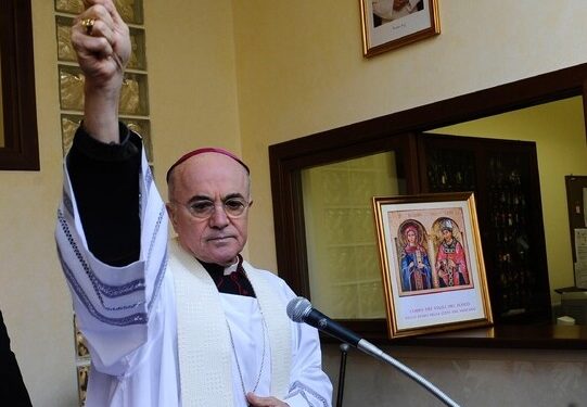 El Vaticano excomulga a monseñor Viganó, feroz crítico del Papa Francisco