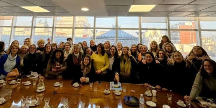 Lanzaron campaña por el millón de firmas para defender las políticas de la mujer en la Argentina