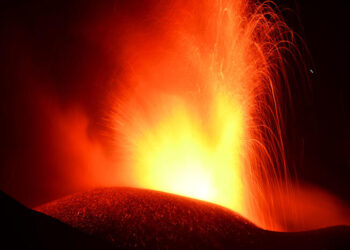 Nueva fuente de lava del volcán Etna lanza cenizas hasta 6000 metros