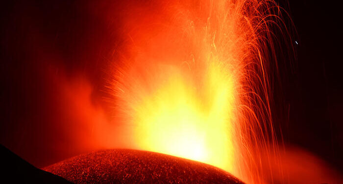Nueva fuente de lava del volcán Etna lanza cenizas hasta 6000 metros