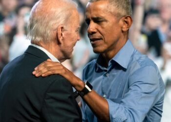 Barack Obama cree que Joe Biden debe reconsiderar el futuro de su candidatura, según el Post