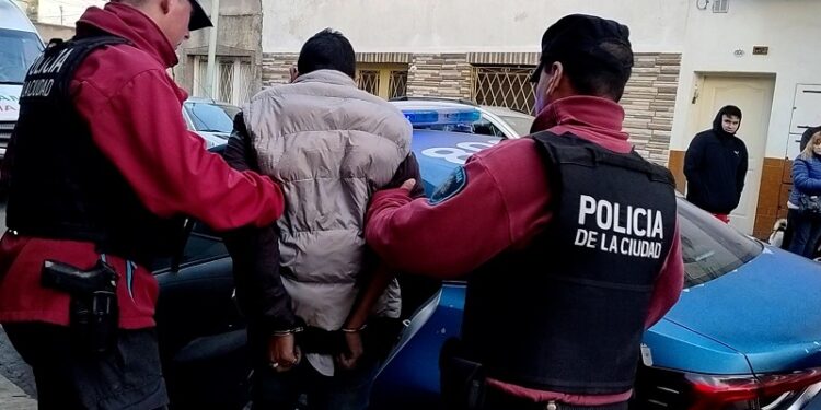 Tres detenidos por robar y golpear a un hombre en su casa en Parque Chacabuco