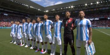 El himno argentino fue silbado por todo el estadio en el debut en los Juegos Olímpicos
