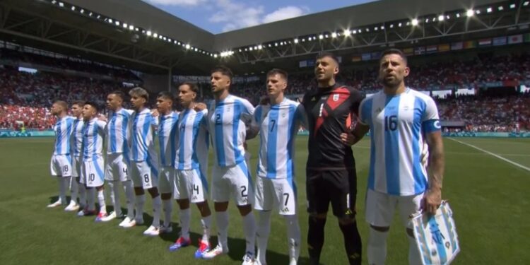 El himno argentino fue silbado por todo el estadio en el debut en los Juegos Olímpicos