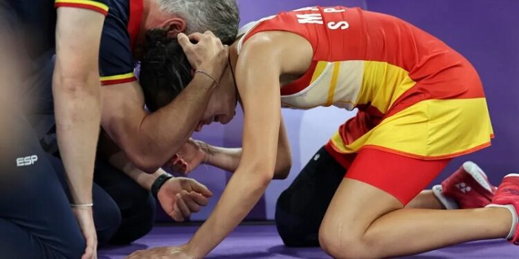 París 2024: Carolina Marín se lesionó y se retiró en semifinales