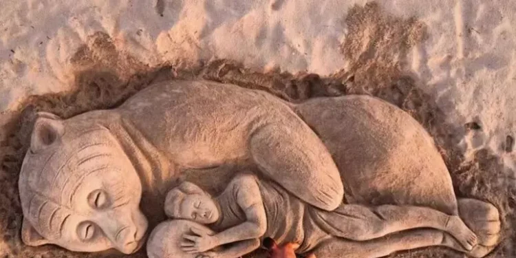 Una bella escultura de arena de la osa Kj1 en playa de Sassari