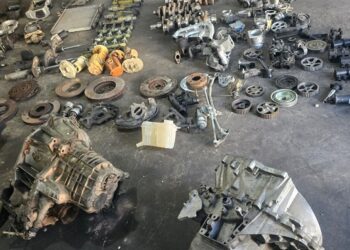Secuestraron millonario lote de autopartes que vendían ilegalmente en taller en Lugano