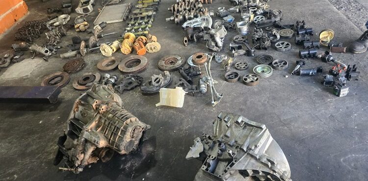 Secuestraron millonario lote de autopartes que vendían ilegalmente en taller en Lugano