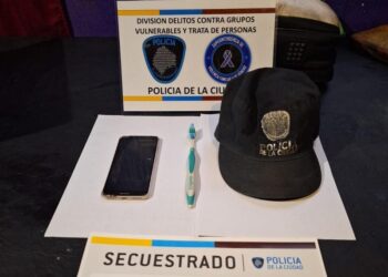 Le confió a la Policía de la Ciudad la identidad de su abusador a través de una carta escrita con símbolos