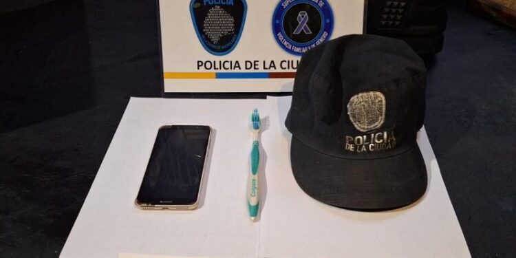 Le confió a la Policía de la Ciudad la identidad de su abusador a través de una carta escrita con símbolos