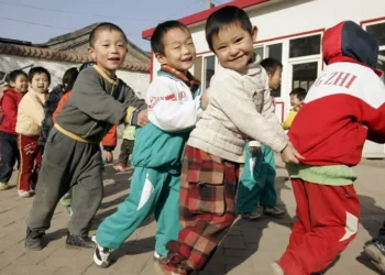 China frena las adopciones internacionales de sus niños