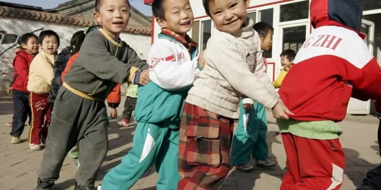 China frena las adopciones internacionales de sus niños