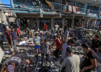Al menos 20 muertos en ataques israelíes cerca de dos escuelas del norte de Gaza