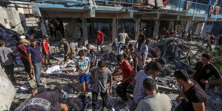 Al menos 20 muertos en ataques israelíes cerca de dos escuelas del norte de Gaza