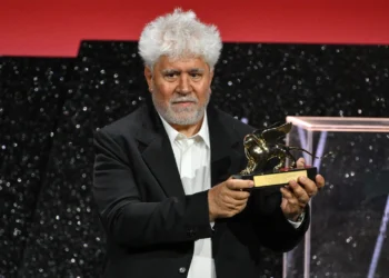 Pedro Almodóvar se llevó el León de Oro a la mejor película en Venecia por ‘La habitación de al lado’