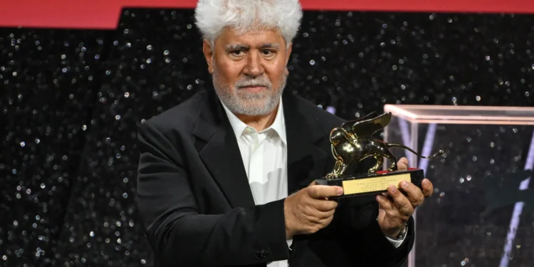 Pedro Almodóvar se llevó el León de Oro a la mejor película en Venecia por ‘La habitación de al lado’