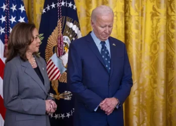 Kamala Harris evalúa una toma de distancia de Biden