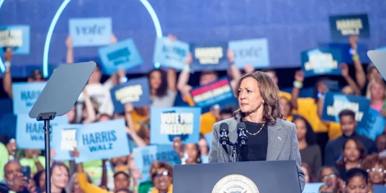 Donald Trump y Kamala Harris continúan sus campañas en los estados clave de la mano de celebridades