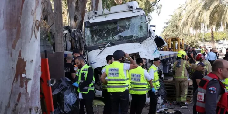 Un camión contra parada de autobus en Tel Aviv, un muerto y decenas de heridos
