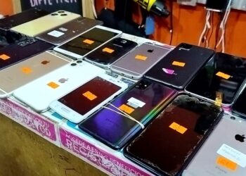 Inspección a una cueva de celulares en Liniers: dos detenidos y 81 teléfonos secuestrados