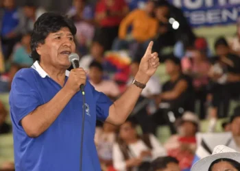 Evo Morales amenaza con bloqueos de rutas en caso de arresto