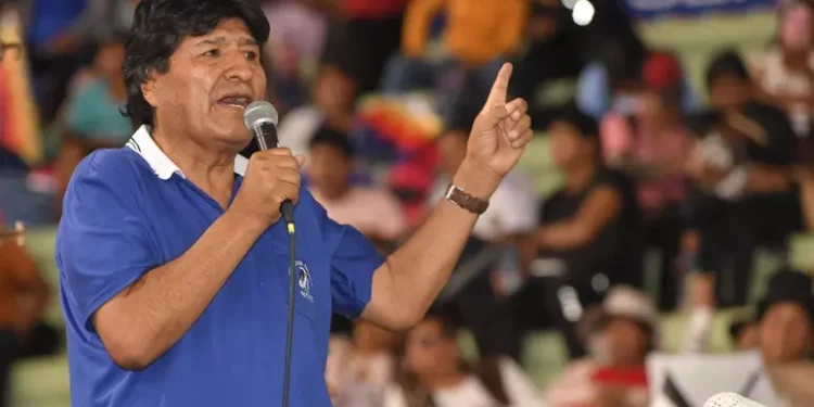 Evo Morales amenaza con bloqueos de rutas en caso de arresto