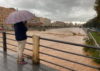 Se desbordó el río Benamargosa, en Málaga, por las fuertes lluvias y el agua entra en las casas