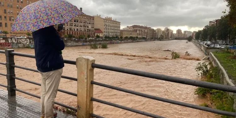 Se desbordó el río Benamargosa, en Málaga, por las fuertes lluvias y el agua entra en las casas