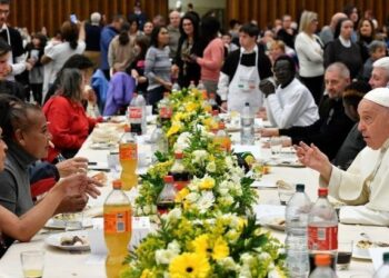 El Vaticano: el Papa almorzará con 1.300 personas y entregará casas a víctimas de la guerra