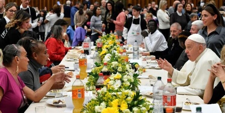 El Vaticano: el Papa almorzará con 1.300 personas y entregará casas a víctimas de la guerra