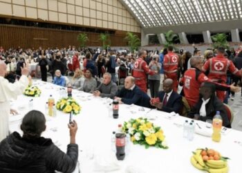 Francisco compartió un almuerzo con personas en situación de calle