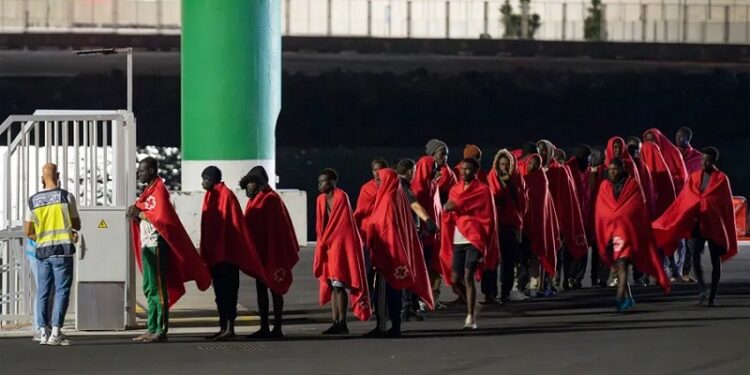 Nuevo récord de migrantes: 57.738 personas han accedido en cayuco o patera a España en 2024