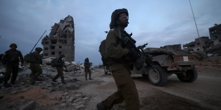 El Ejército israelí asalta y prende fuego al hospital Kamal Adwan, en el norte de Gaza