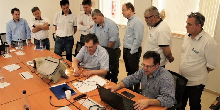 Una empresa cordobesa produce faros para automóviles con tecnología full LED