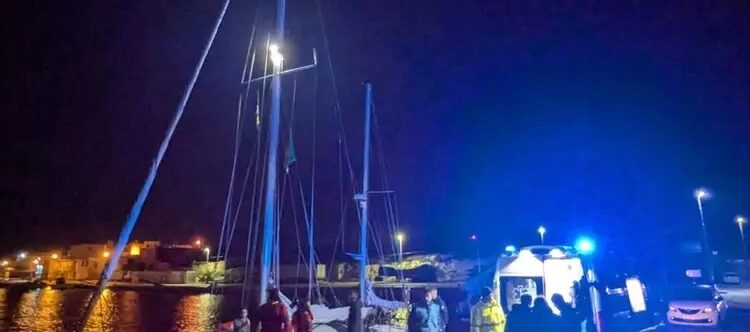 Rescatan en Lampedusa a niña que sobrevivió sola tres días en alta mar