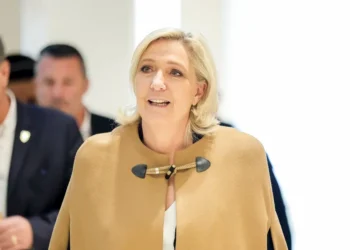 Marine Le Pen anuncia que apoyará la moción de censura para tumbar al Gobierno francés