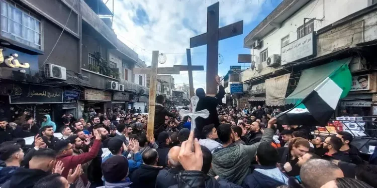 Protesta de cristianos por quema de árbol de Navidad