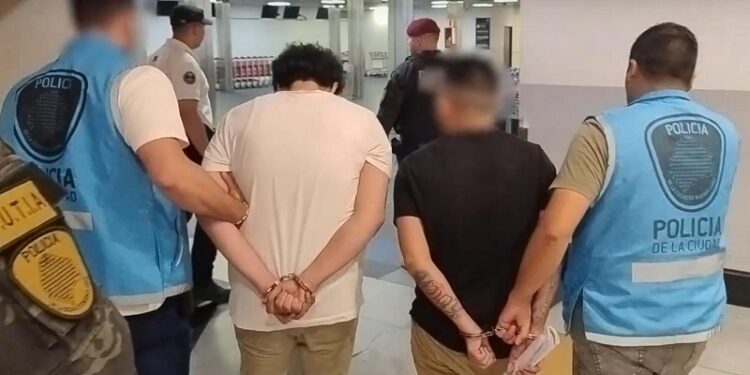 Expulsaron a dos colombianos que entraron a robar a un edificio