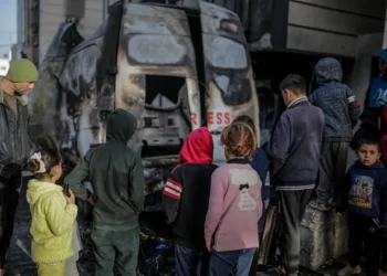 Decenas de muertos, entre ellos 5 periodistas, en una nueva oleada de bombardeos israelíes en Gaza