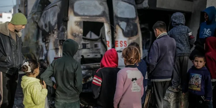 Decenas de muertos, entre ellos 5 periodistas, en una nueva oleada de bombardeos israelíes en Gaza