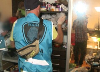 Detienen a cuatro personas, entre ellos un ex participante televisivo, y secuestran más de 200 gramos de cocaína