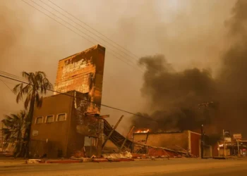Incendios sin control en Los Ángeles: decenas de miles de evacuados y al menos cinco muertos