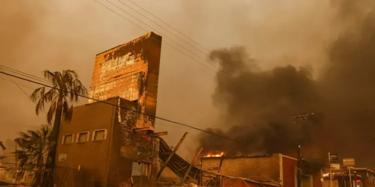 Incendios sin control en Los Ángeles: decenas de miles de evacuados y al menos cinco muertos