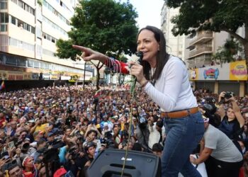 Apareció la líder opositora Corina Machado en la marcha contra Nicolás Maduro y terminó apresada