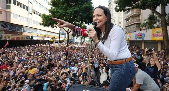 Apareció la líder opositora Corina Machado en la marcha contra Nicolás Maduro y terminó apresada