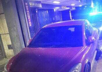 Tres ladrones detenidos tras robar un auto en el centro porteño