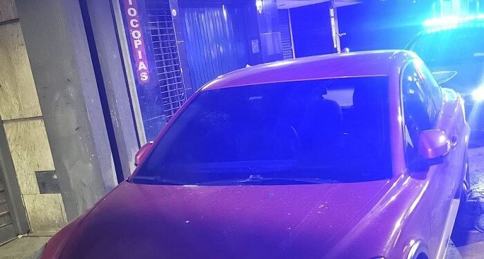 Tres ladrones detenidos tras robar un auto en el centro porteño